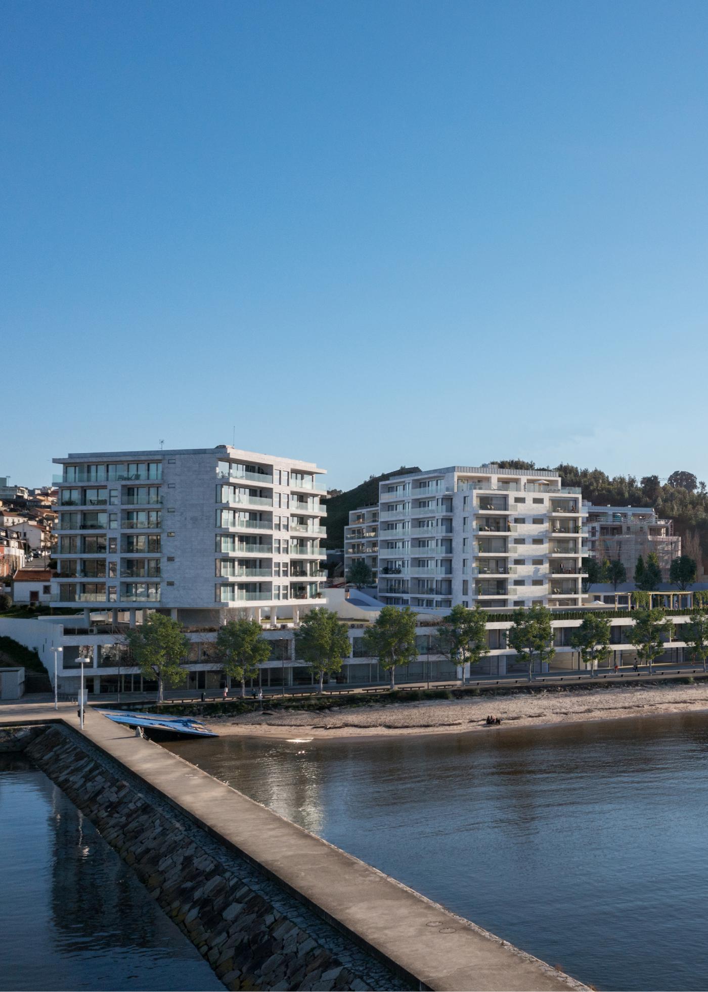שכונת מגורים על הגדה הדרומית של נהר הדוארו Residential Neighborhood on the Southern Bank of the Douro River