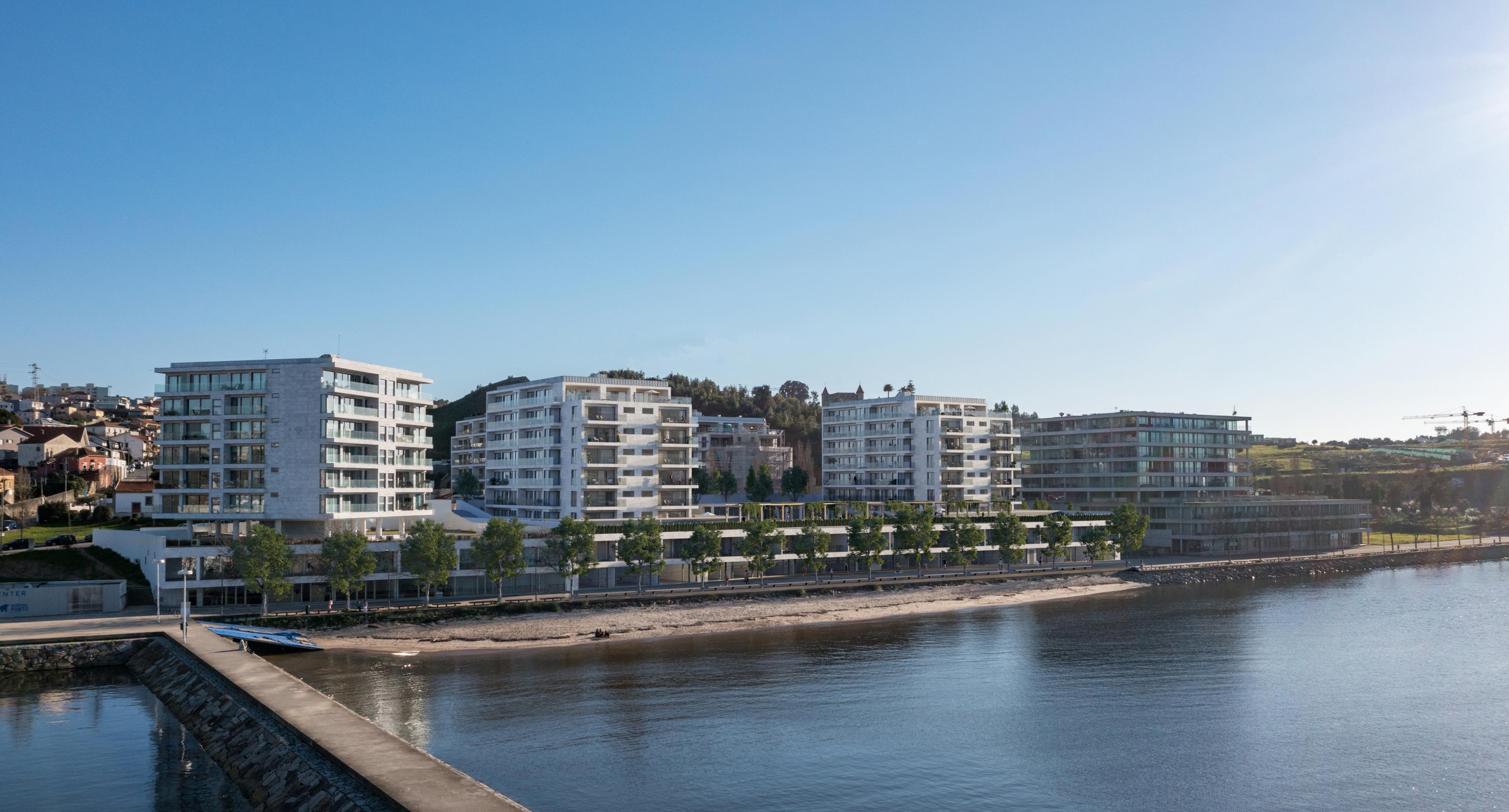 שכונת מגורים על הגדה הדרומית של נהר הדוארו Residential Neighborhood on the Southern Bank of the Douro River